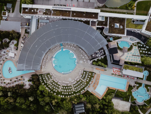 Therme Geinberg bei Tag | Jänner 2026